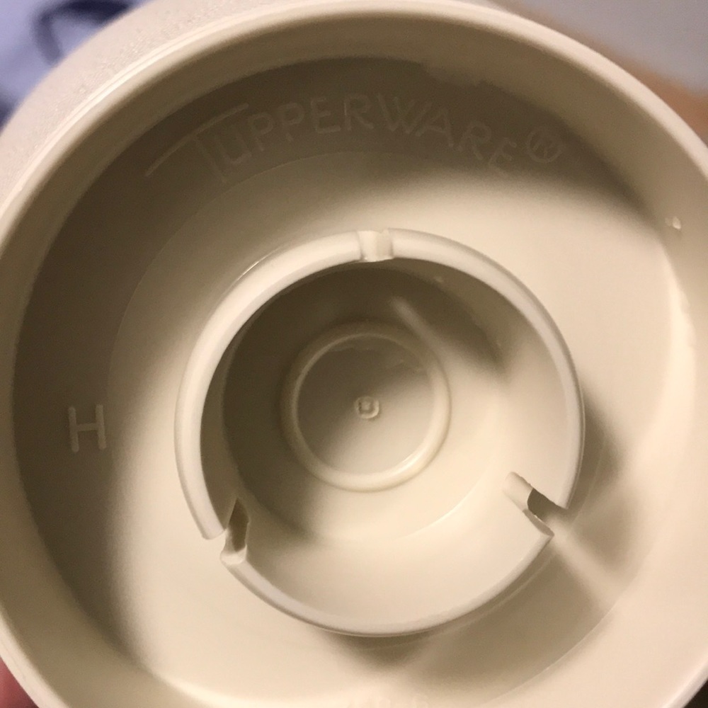 Tupperware condiment container - Picture 2 of 5